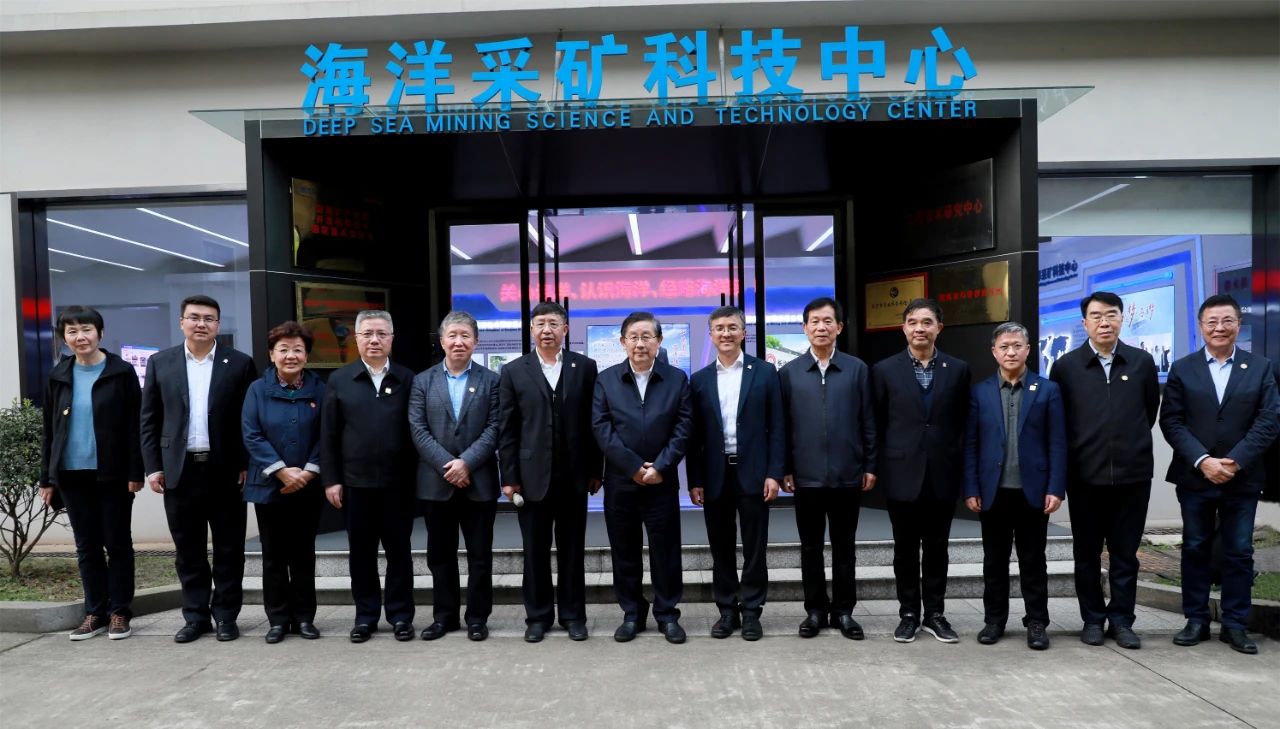 全國(guó)政協(xié)副主席萬(wàn)鋼在長(zhǎng)沙礦冶院調(diào)研國(guó)家科技重大專項(xiàng)工作